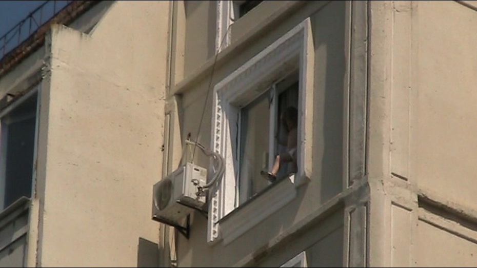 Спасатели сняли с окна на девятом этаже танцующую девочку